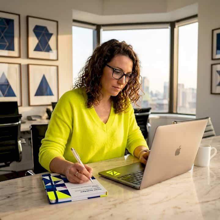 Une femme développe un projet de narration numérique depuis son bureau à la maison.