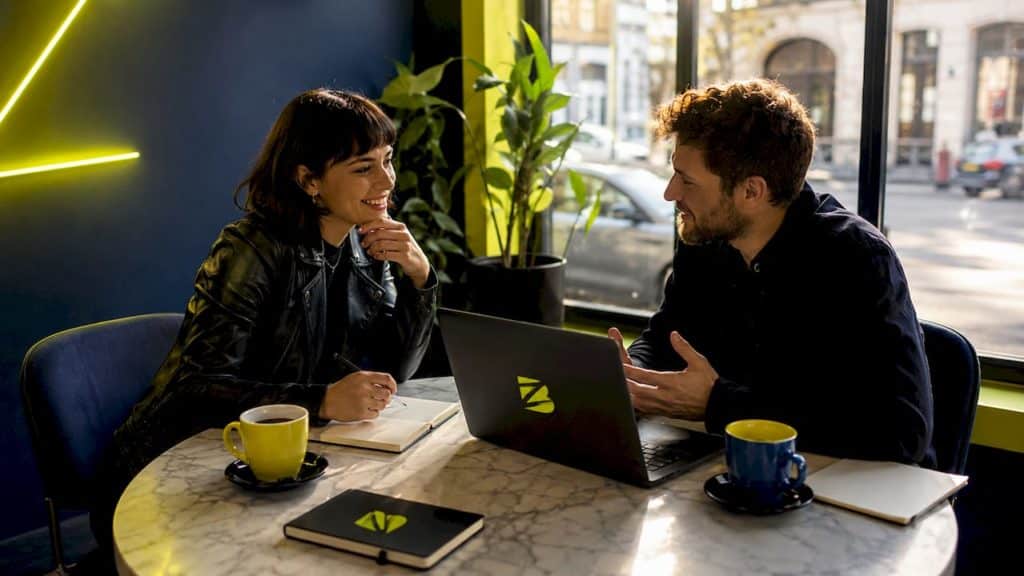 Une équipe de professionnels unissant leurs compétences au sein d’un environnement digital collaboratif.