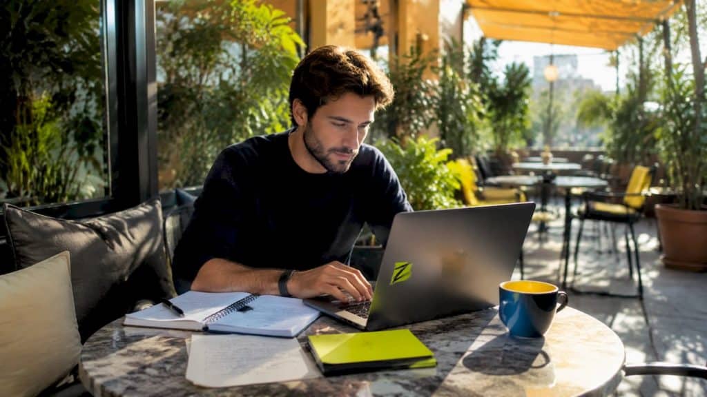 Un professionnel du SEO en train d’étudier sa stratégie depuis chez lui