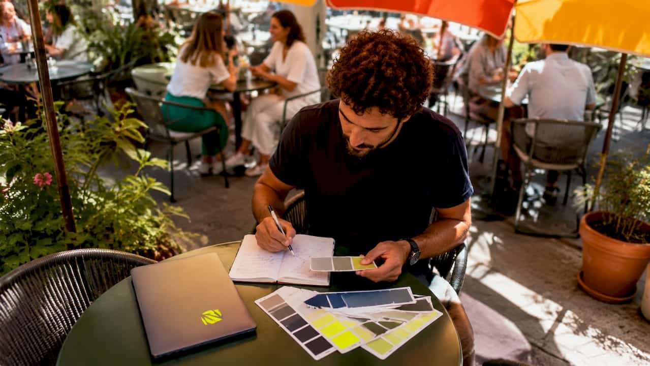 Designer graphique spécialisé dans la création d’identités visuelles digitales