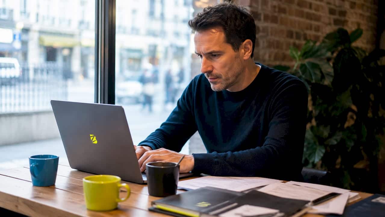 Créateur d'entreprise en train de développer le site web de sa PME
