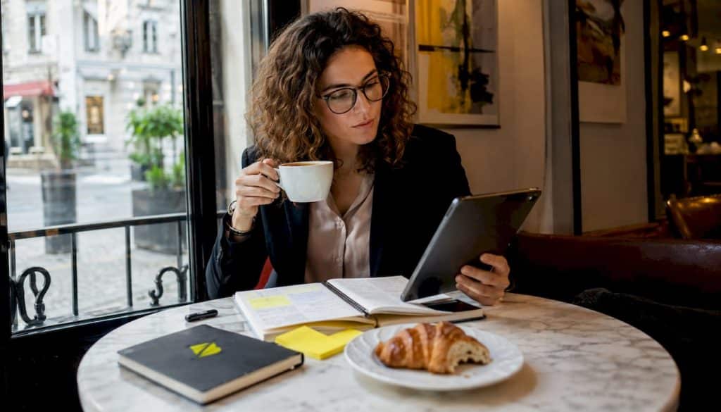 Une femme d'affaires examine différentes options de branding, installée à l'extérieur pour s'inspirer.