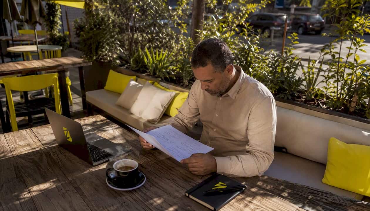 Un entrepreneur à la recherche de la meilleure agence digitale pour accompagner le développement de son entreprise.