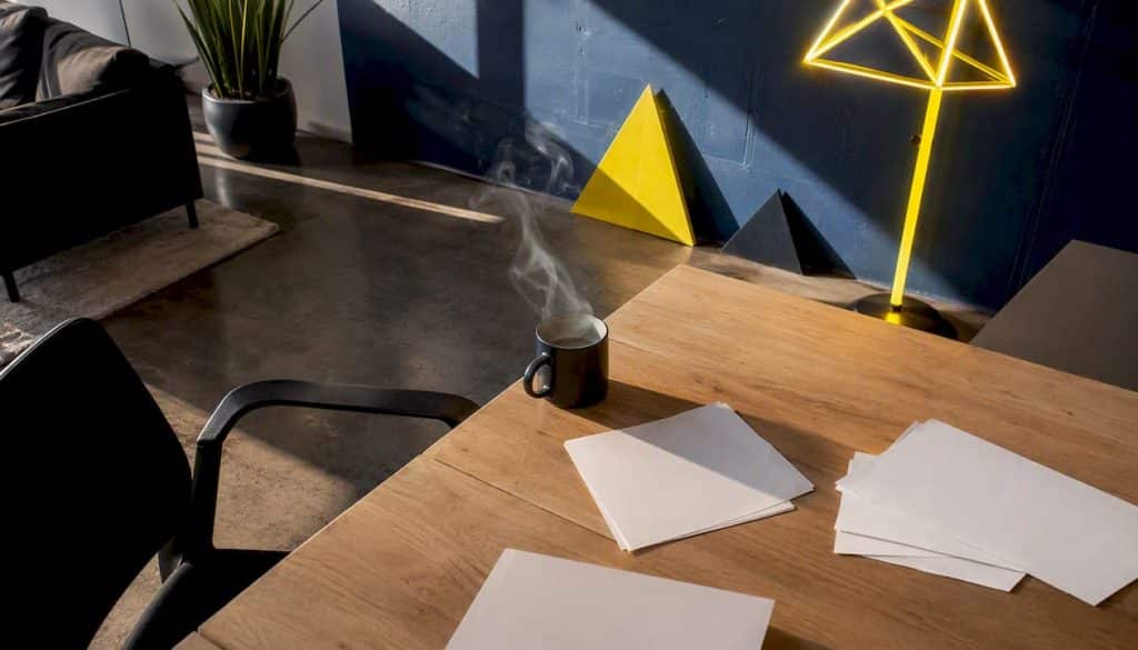 Une lampe jaune fluo et des objets déco apportent une touche originale au bureau.