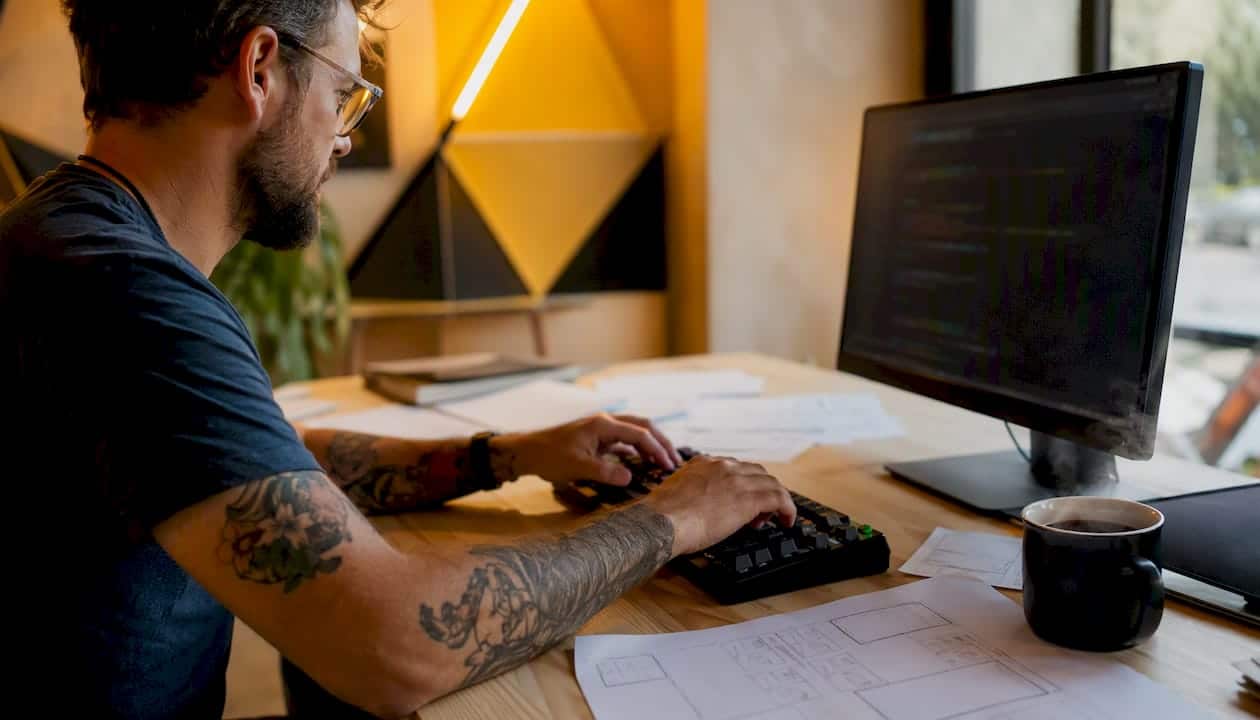 Des mains en train de coder une pagination optimisée pour le référencement