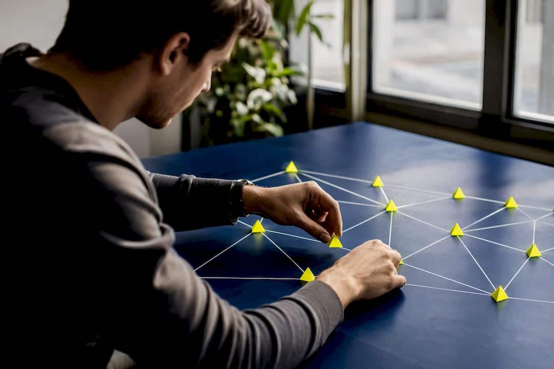 Des mains disposant soigneusement des repères fluo pour modéliser l’attribution
