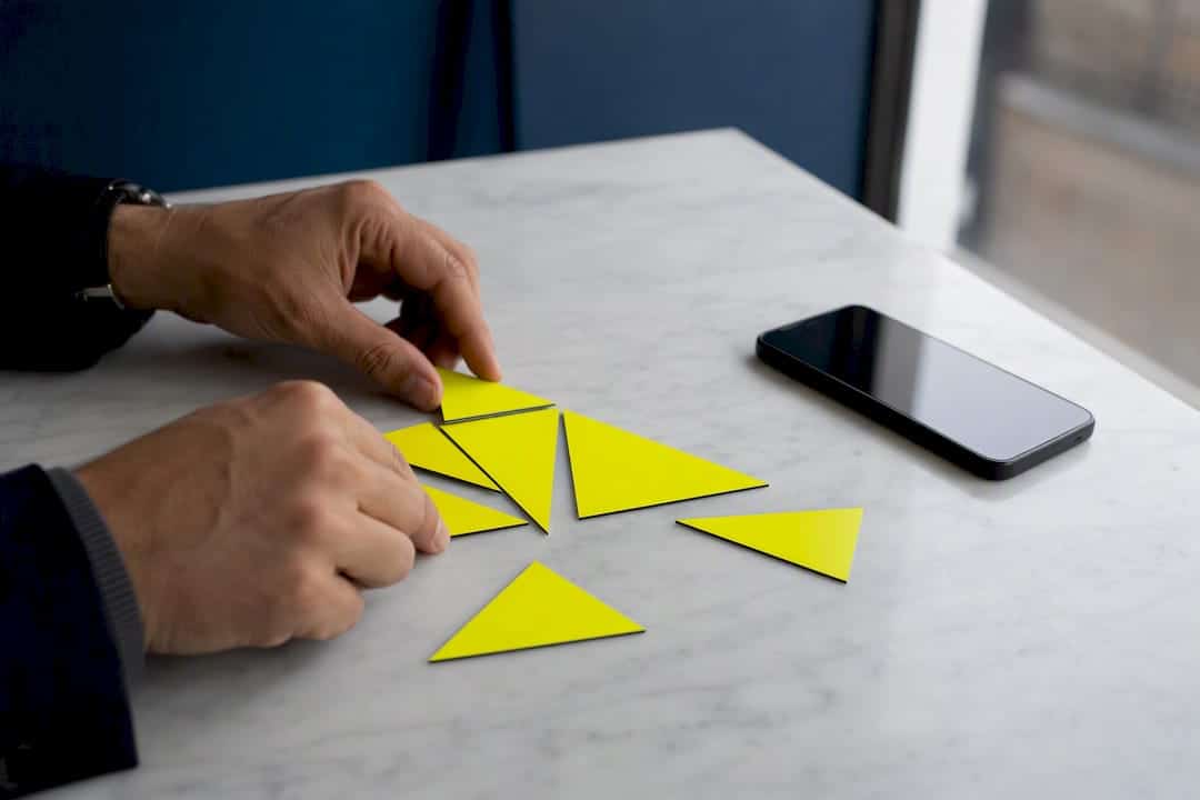 Mains organisant des cartes marketing sur le bureau