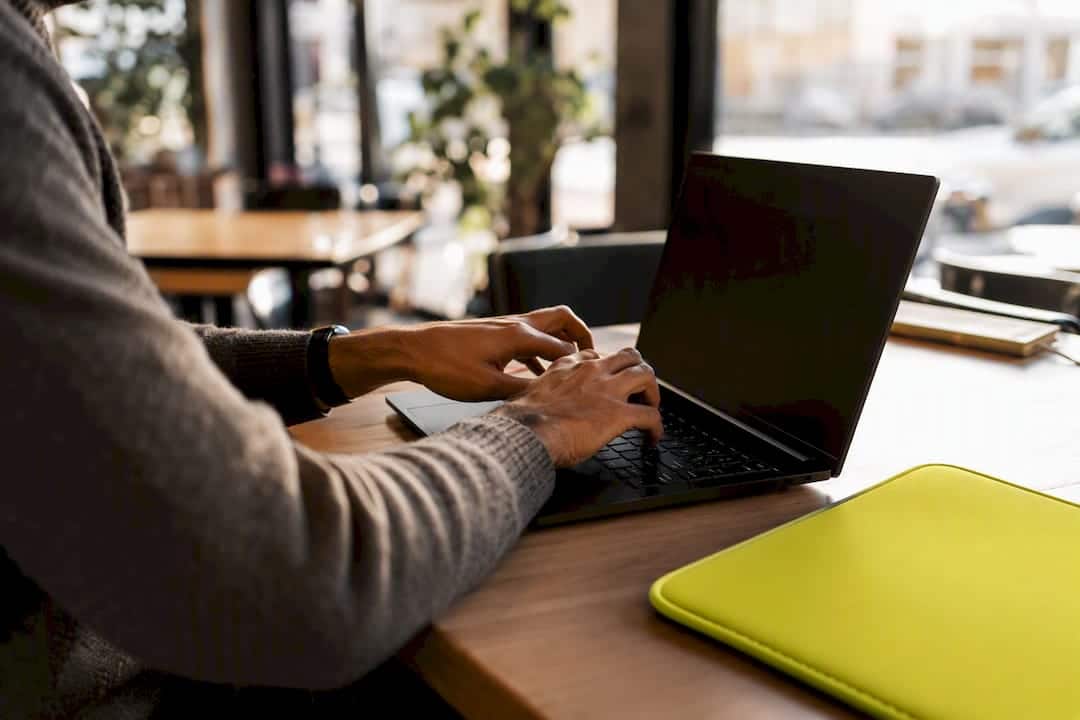 Mains tapant sur un clavier en recherchant des coûts