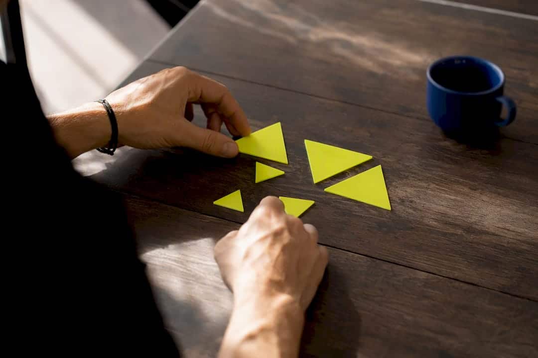 Mains posant des marqueurs de branding jaune fluo