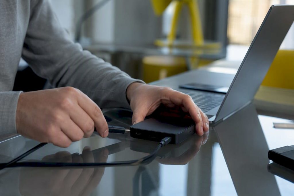 Mains branchant un câble sur un bureau de marketing digital