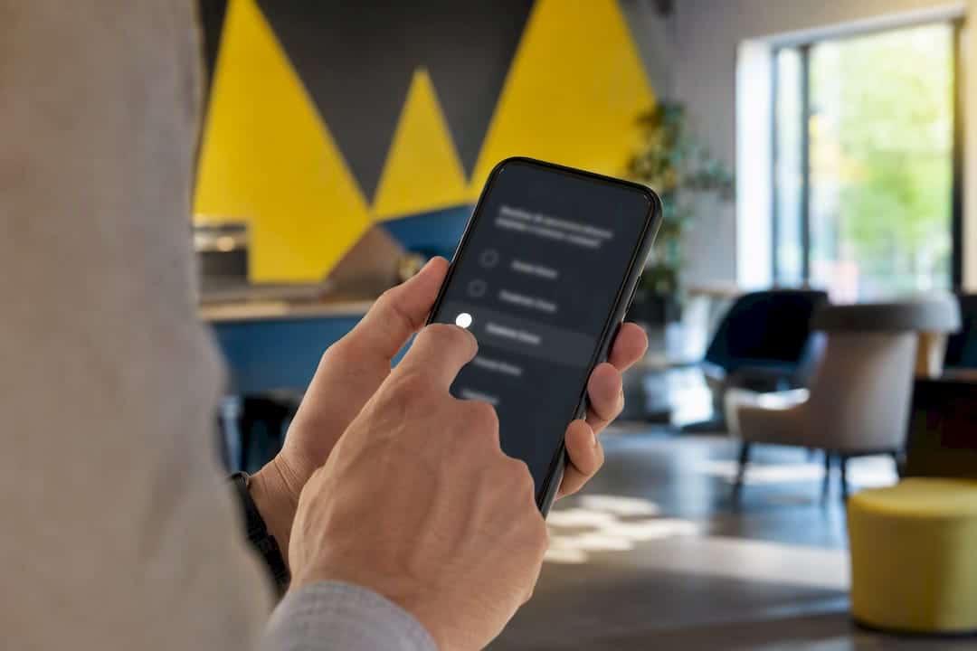Main interagissant avec un formulaire de génération de leads sur mobile