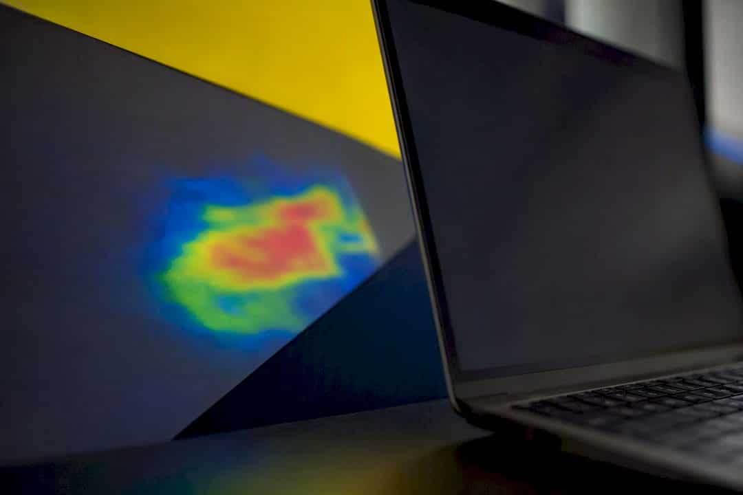 Carte thermique colorée floue reflétée près du bord de l'ordinateur portable