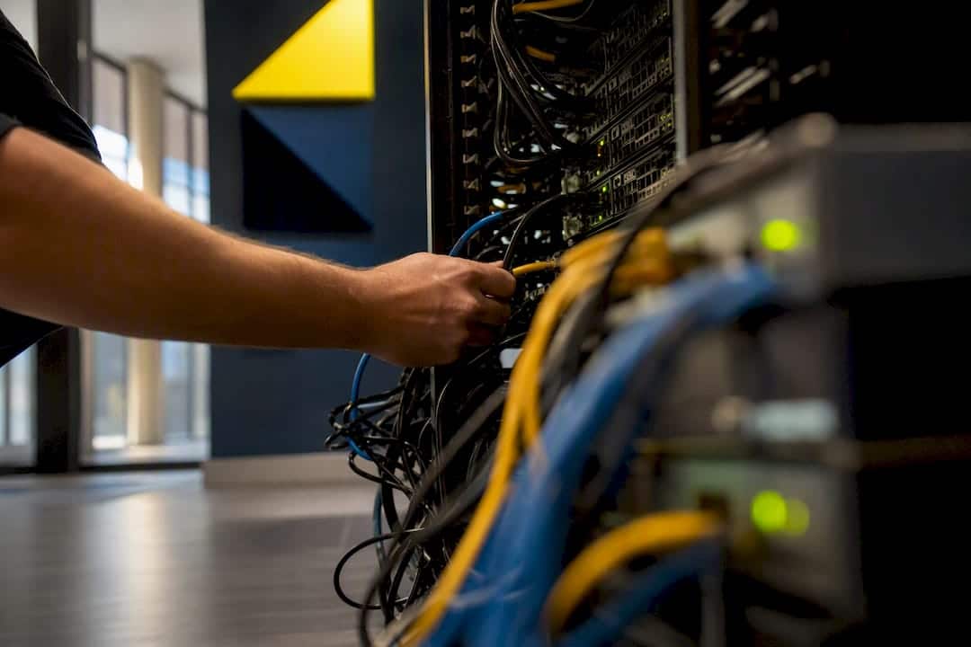Mains ajustant des câbles sur un serveur