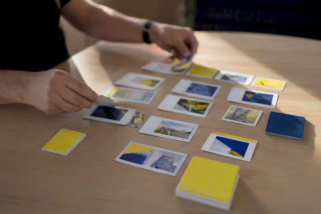 Mains organisant des cartes de stratégie de contenu