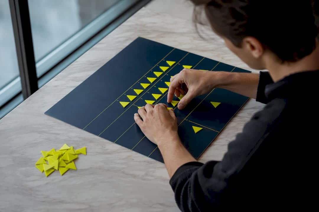 Des mains qui organisent des repères pour le flux de production