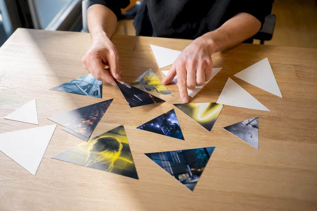 Des mains qui disposent des cartes colorées illustrant des concepts marketing