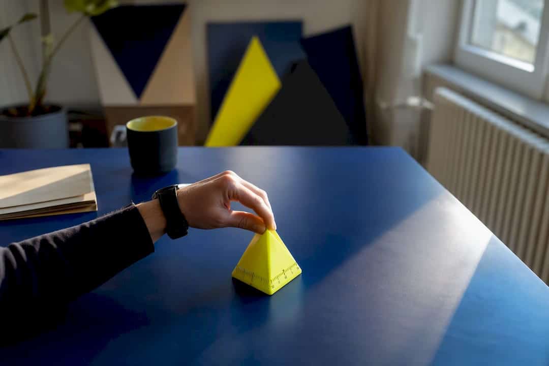 Des mains qui règlent un minuteur sur un bureau personnalisé