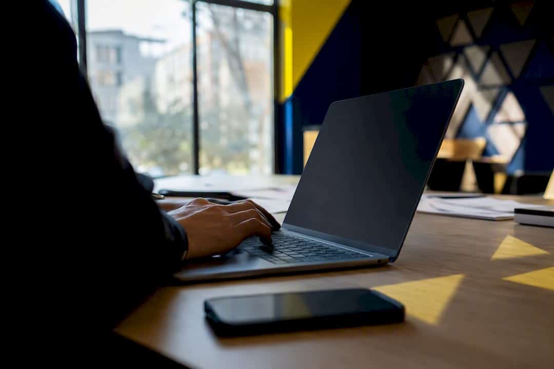 Mains configurant une campagne digitale sur un ordinateur portable