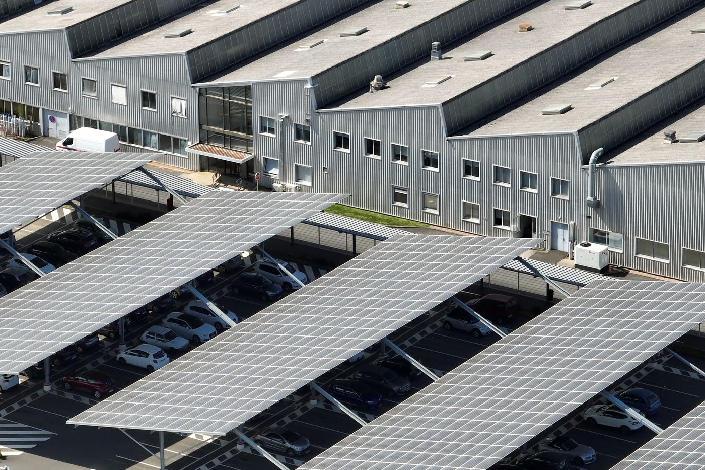 Carports photovoltaïques sur site industriel
