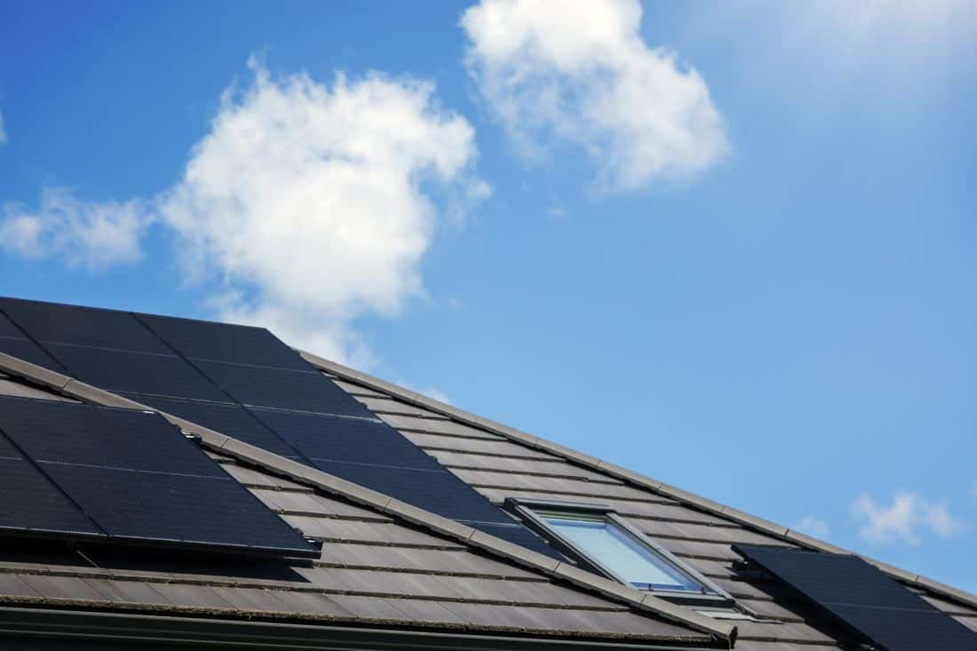 Panneaux solaires sur une toiture
