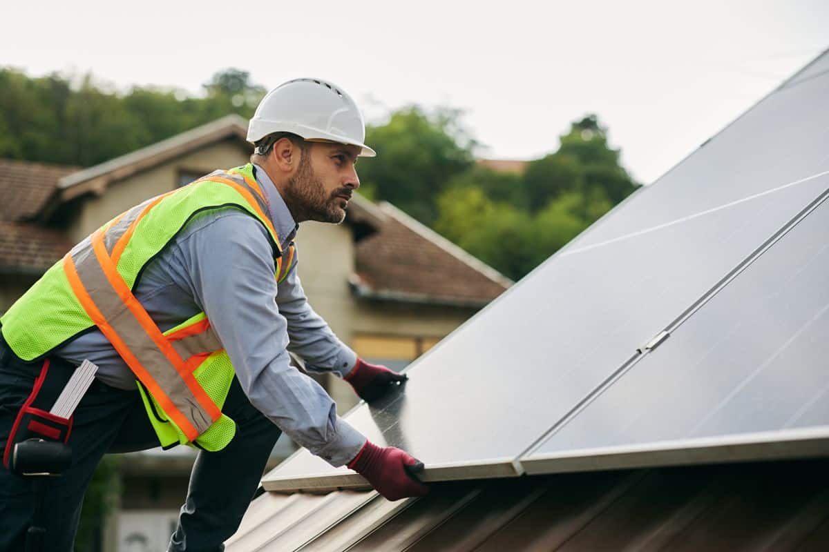 Installateur posant un panneau solaire