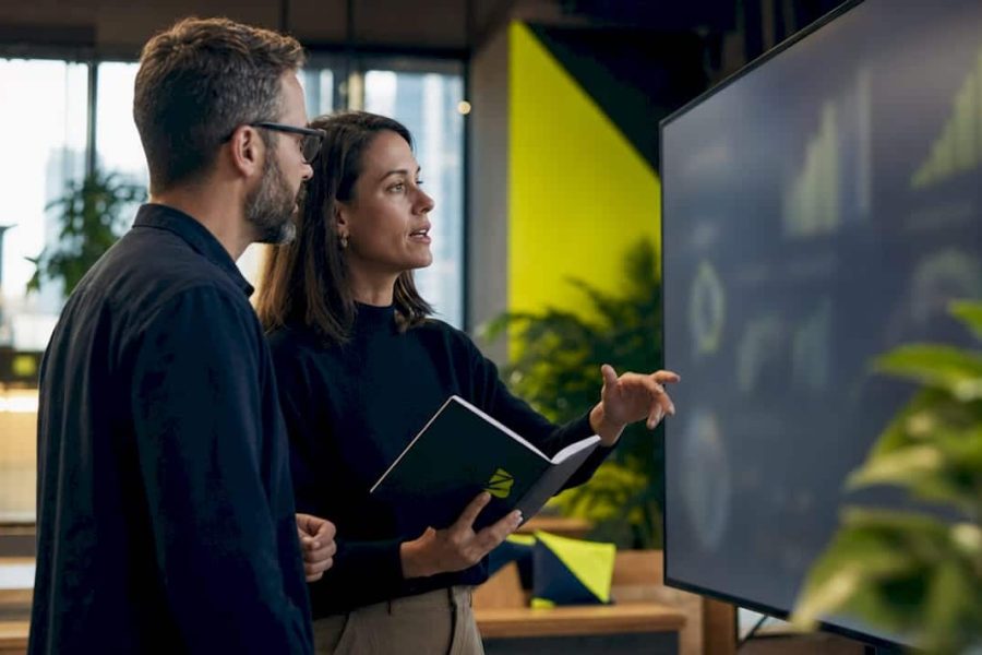 Un expert en marketing analyse la stratégie digitale à mettre en place.